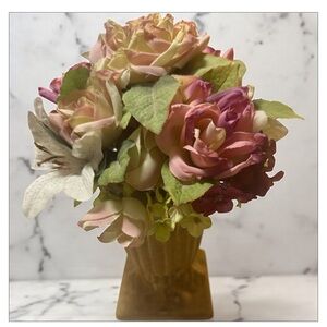 Elegant Floral Arrangement in Vase​